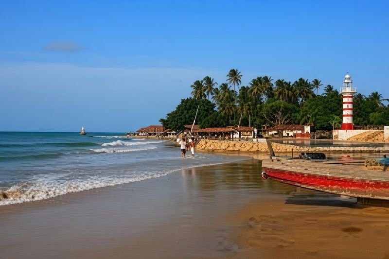 Praia de Paracuru com farol e coqueiral